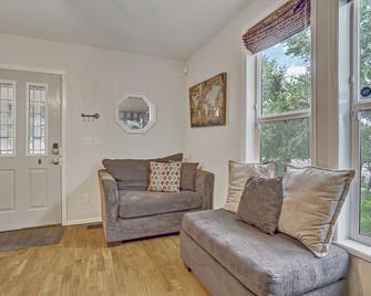 Charming Victorian Haven Near Garden of the Gods - Colorado Springs - Sala de estar