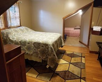 \'Dragonfly\' guestroom at bed and breakfast on 11 park-like acres - Bryson City - Habitación