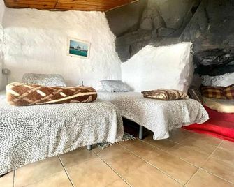 Casa Cueva con Vistas Panorámicas al Mar y BBQ - Valverde - Bedroom