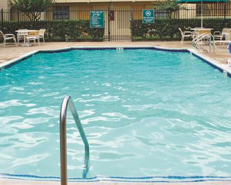 Baymont by Wyndham Houston La Porte - La Porte - Zwembad