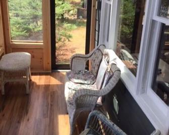 Steps to Your Private 100 Feet of Lake Front - 800/Week - Damariscotta - Living room