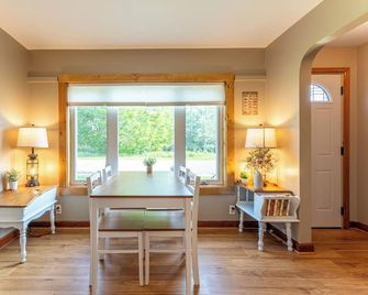 Cozy Corner - East end home - Ely - Dining room