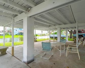 Waterfront Getaway Fishing Crabbing Kayak - Hitchcock - Patio