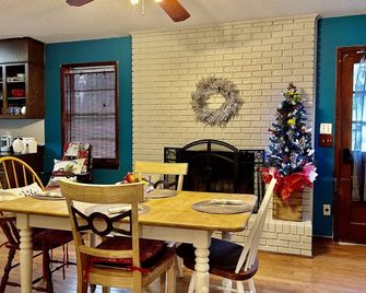 Green Acre Home is at it’s best now that green is everywhere! Welcome! - Good Hope - Essbereich