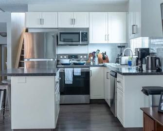 The Spruce Willis Suite - Grande Prairie - Kitchen