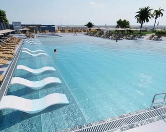 Merit Royal Gardens Hotel - Trikomo - Piscina