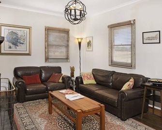 'The Quarters' Boutique Snowy Mountains Accommodation - Jindabyne - Oturma odası