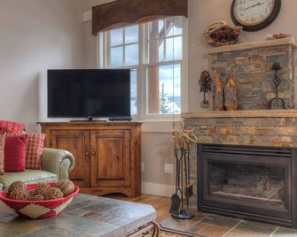 Ski-in/ski-out home in Moonlight Basin w/private hot tub - Saddle Ridge - Gambler Chalet - Big Sky - Obývací pokoj