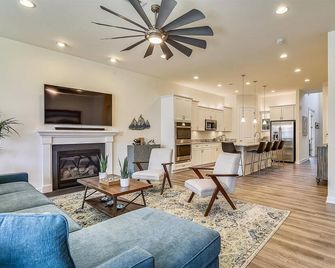 Beautiful Home! 1.5 Miles to the Sands of Bethany Beach - Sleeps 11 - Ocean View - Sala de estar