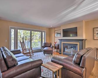 Beautiful Lakefront Retreat w/ Deck & Views! - Newton - Wohnzimmer