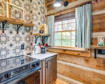 Hot Tub, Fire Pit and Creek Access Whittier Cabin! - Whittier - Servicio de la habitación