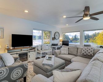Spanaway Lakefront House Dock, Fire Pit - Spanaway - Sala de estar