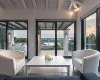 Minimal Sea View Maisonette - Porto Cheli - Sala de estar