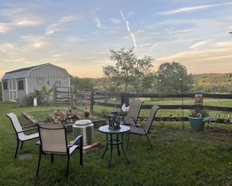 106 acre Farm with Animals, River & Private Pond, near Wineries and Breweries - Scottsville - Patio