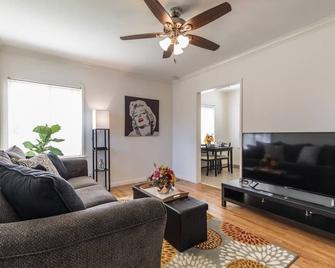 Cozy Cottage - Full Kitchen & At-Home Comfort - Burbank - Living room