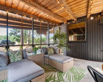 Retro Retreat w/ Beaches, Pool + Tennis + Firepit - Montross - Sala de estar