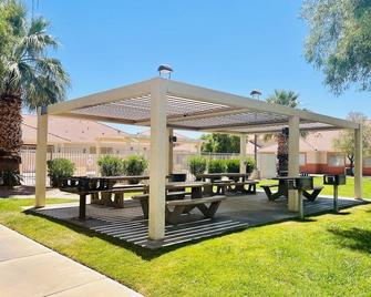 Blackjack Bungalow by Mesquite Vacation Rentals: Pet Friendly with 510 in free daily activities - Mesquite - Patio