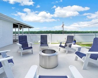 Tuscan River Retreat with Scenic River Views - York - Balcón