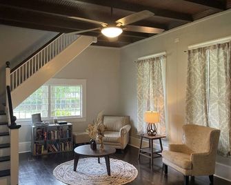 Charming Old Style Cottage. Pet Friendly! - Beaumont - Living room