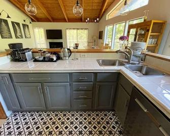 Birdsong Retreat | Hot Tub, Surrounded by Nature - Inverness - Cocina