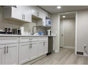 Quiet and cosy get away suite in Point Grey Vancouver BC, near UBC and beach. - Vancouver - Kitchen