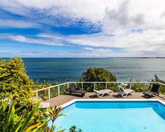 Oceanfront in Hilo Hale Kai Suites- Pele Suite - King Bed, Living Room, Bath - Hilo - Pool