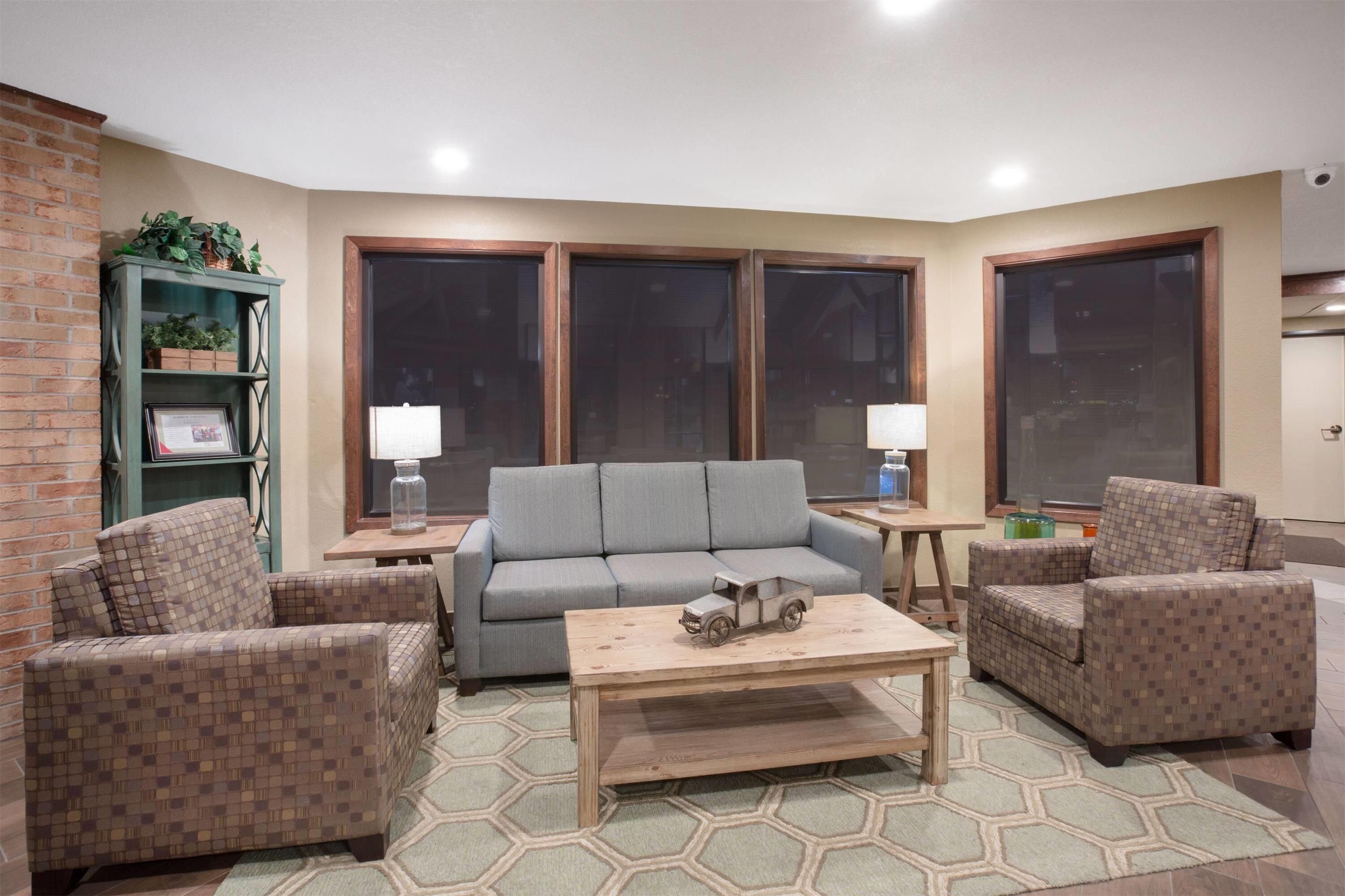 AmericInn by Wyndham Mount Pleasant - Mount Pleasant - Wohnzimmer