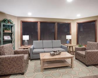 AmericInn by Wyndham Mount Pleasant - Mount Pleasant - Wohnzimmer