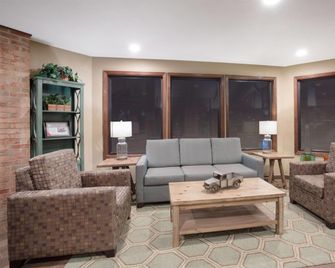 AmericInn by Wyndham Mount Pleasant - Mount Pleasant - Wohnzimmer