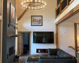 New Home on South Toe River, Pet Friendly - Burnsville - Living room