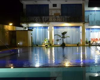 Meshendra Garden Hotel - Gampaha - Zwembad