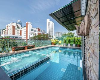 Royal Ivory Sukhumvit Nana by Compass Hospitality - Bangkok - Pool