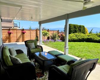 Lake and the City Bed and Breakfast - West Kelowna - Patio