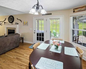 Private Farmhouse with Hot Tub - Dandridge - Restaurant