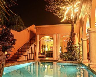 Ochenta Y Dos Bed & Breakfast & Spa - מרידה - בריכה