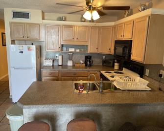 Family Friendly Fully Equipped two bedrooms two bathrooms Condo in garden city - Murrells Inlet - Kitchen
