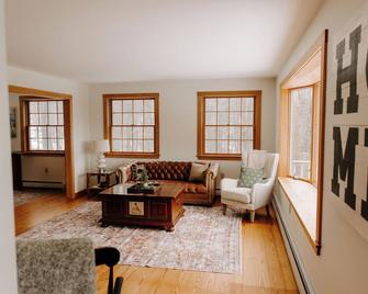 4 BR Mt Snow Okemo Ski Chalet w Amazing views! - Brattleboro - Living room