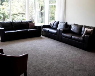 Patuha Rainforest Retreat - New Plymouth - Living room