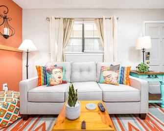 Near Rapides Med |king Bed | 55\' Tvs - Pineville - Living room