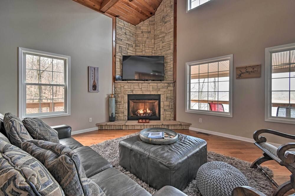 Lakefront Retreat w/ Views, Near Mammoth Cave! - Mammoth Cave - Living room