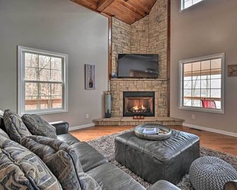 Lakefront Retreat w/ Views, Near Mammoth Cave! - Mammoth Cave - Living room