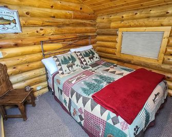 Log Retreat Near Yellowstone National Park w/Hot Tub & Sauna - Island Park - Bedroom