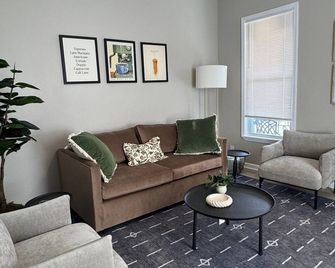 La Casetta Cafe on The Hill - St. Louis - Living room