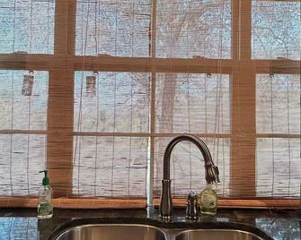 Cute Quiet Cottage on Bayou, Nature Setting with Pool! - Thibodaux