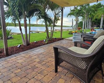Waterfront Cabin with boat dock on Okeechobee Rim Canal - Okeechobee - Patio