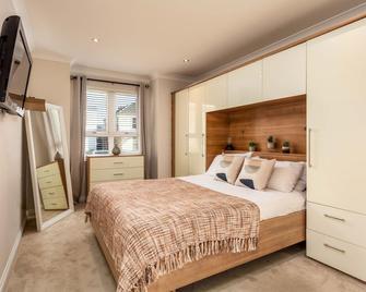 London Gate No1 - Donnini Apartments - Kilmarnock - Bedroom