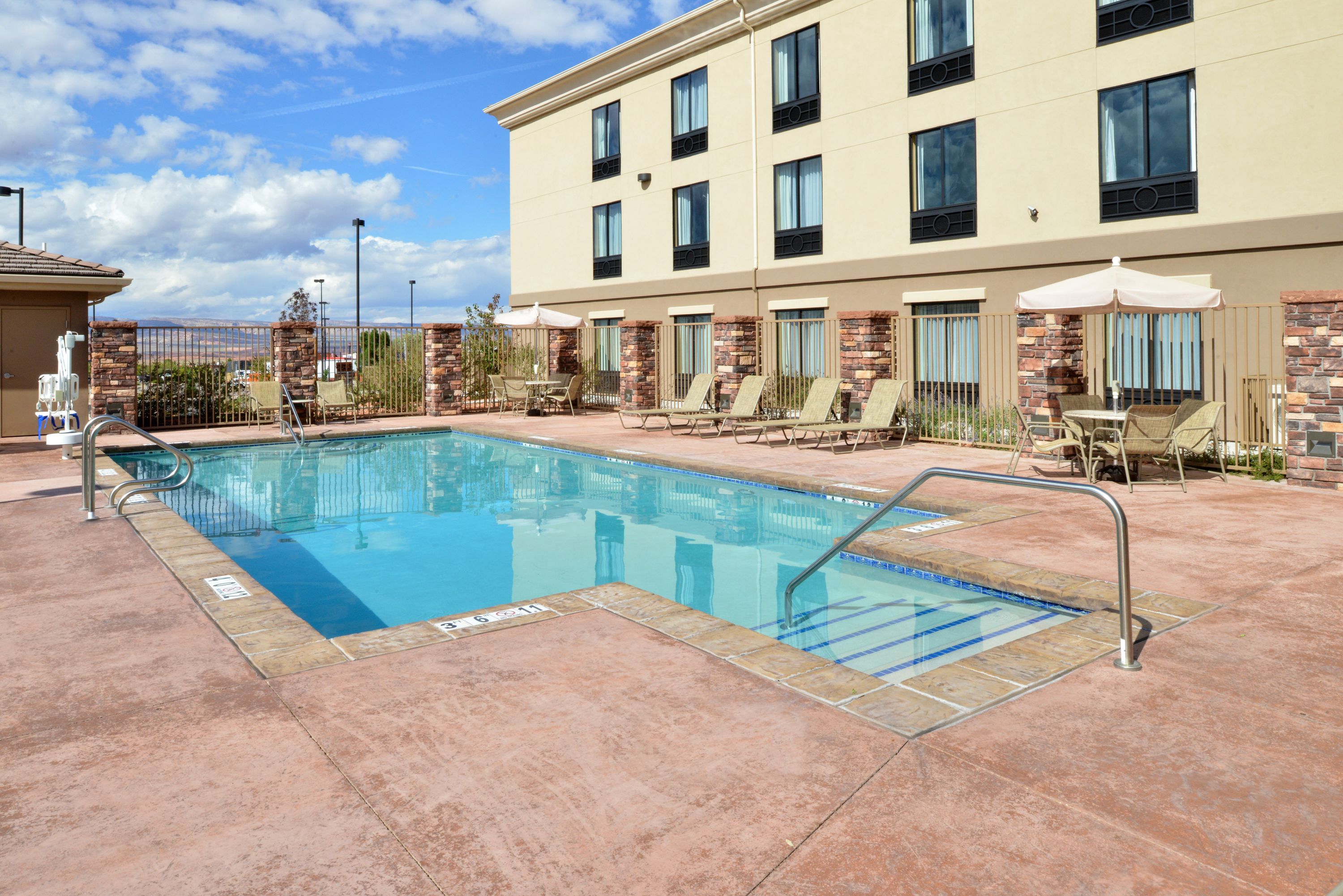 Holiday Inn Express & Suites Page - Lake Powell Area By IHG - פייג' - בריכה