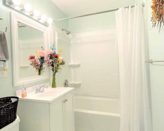Pontiac - Secluded Backyard, Pet Friendly - Fort Wayne - Bathroom