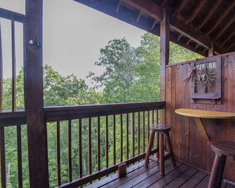 Declan's View - Cozy 1 bedroom with Game room and Great Mountain Views! 1 Cabin by RedAwning - Sevierville - Balcony