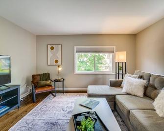 Top-Floor Wyandotte Apt Near Detroit Riverfront! - Wyandotte - Living room